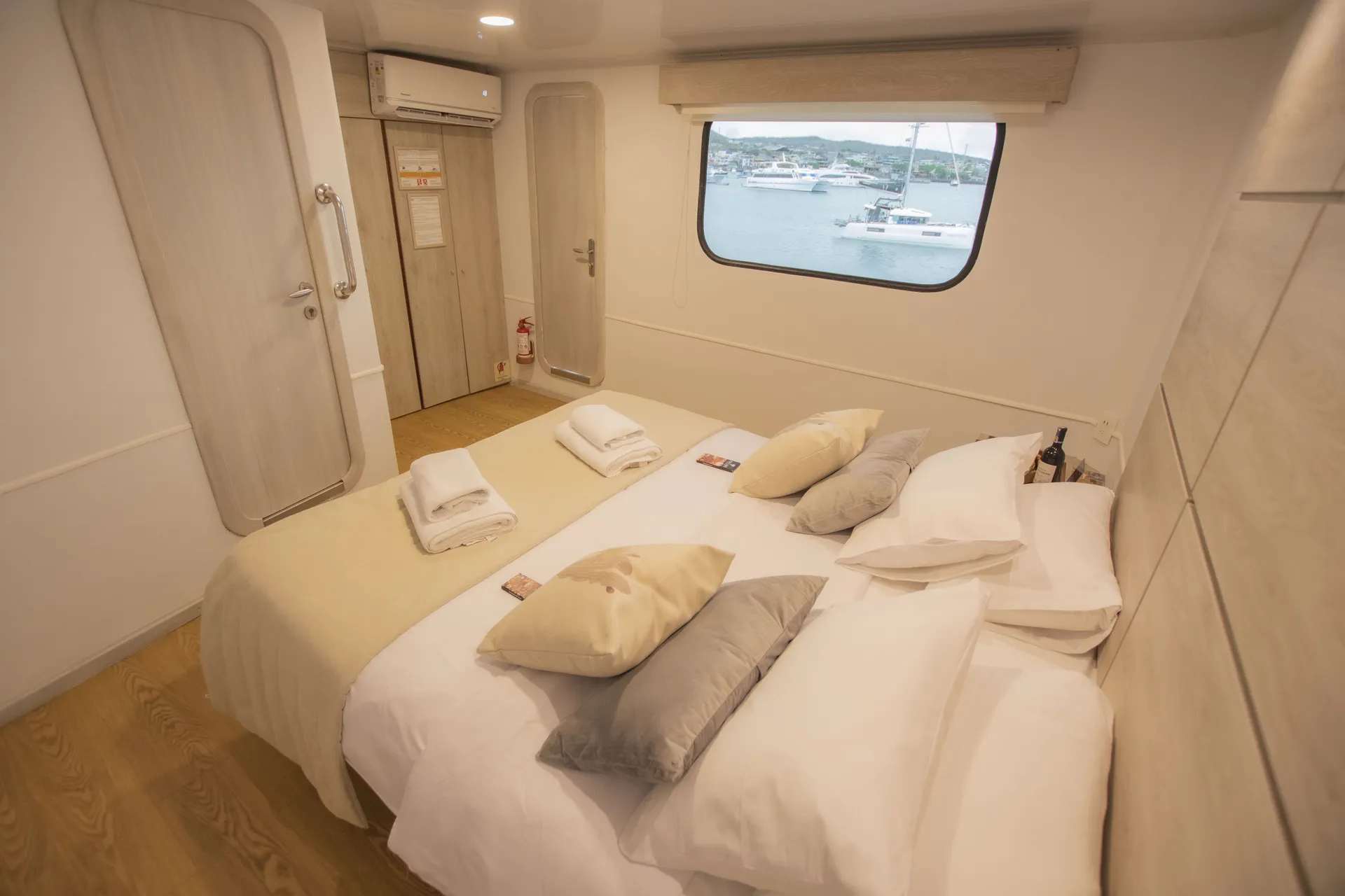 MATRIMONIAL SUITE (UPPER DECK) — photo 20 of 21
