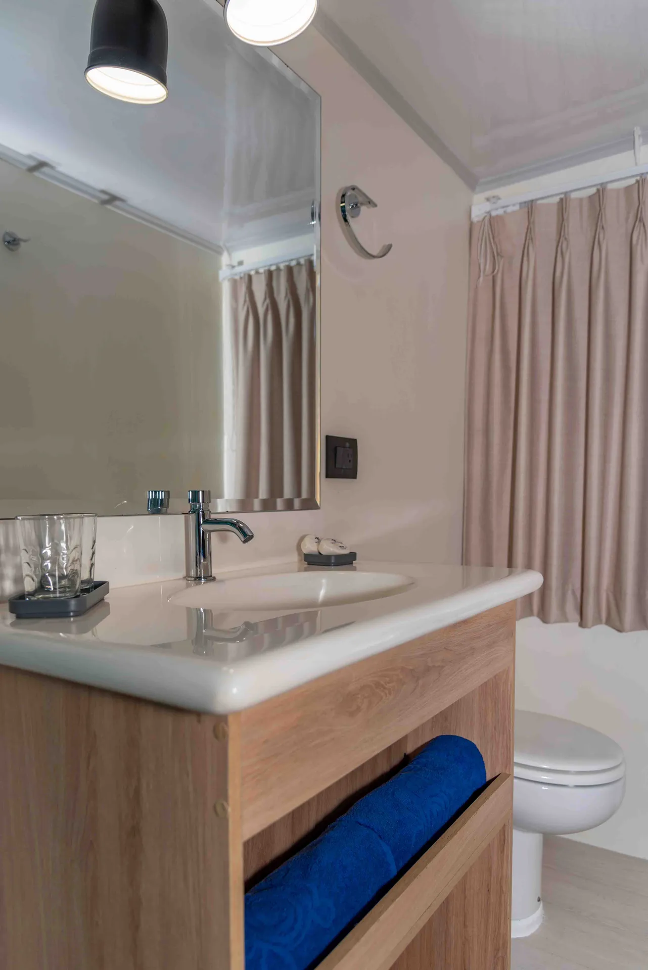 Matrimonial Cabin — photo 13 of 15